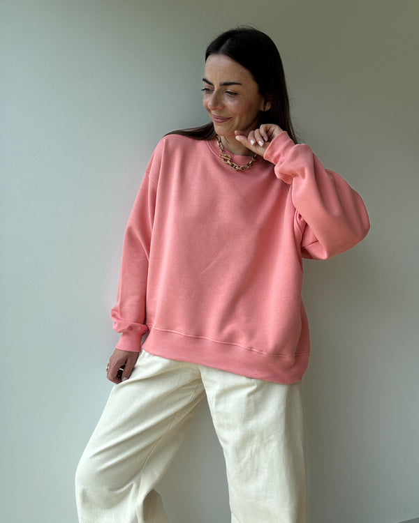 modelka w różowo-koralowej bluzie soho, styl codzienny