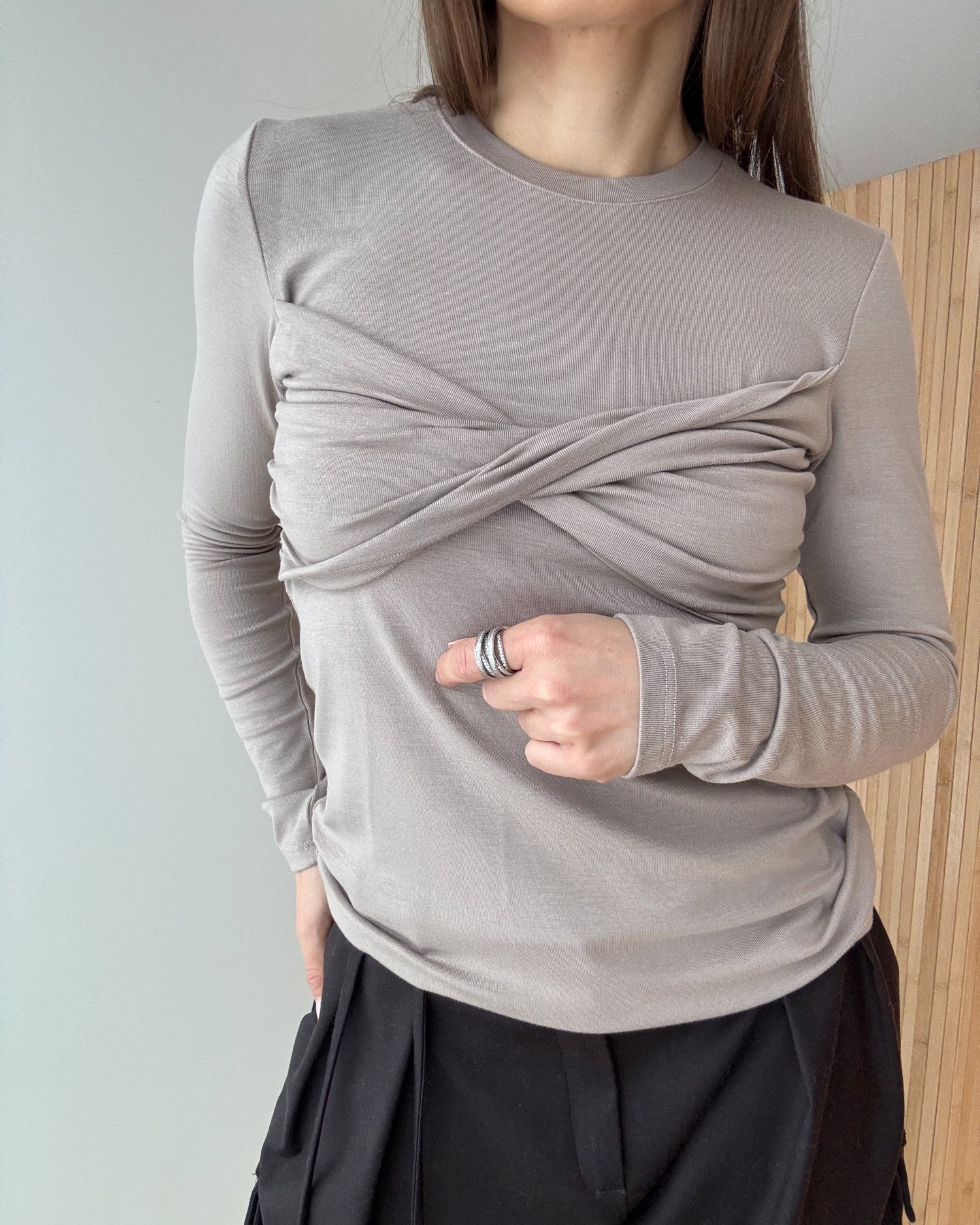 Jedwabisty longsleeve Catch me soft taupe