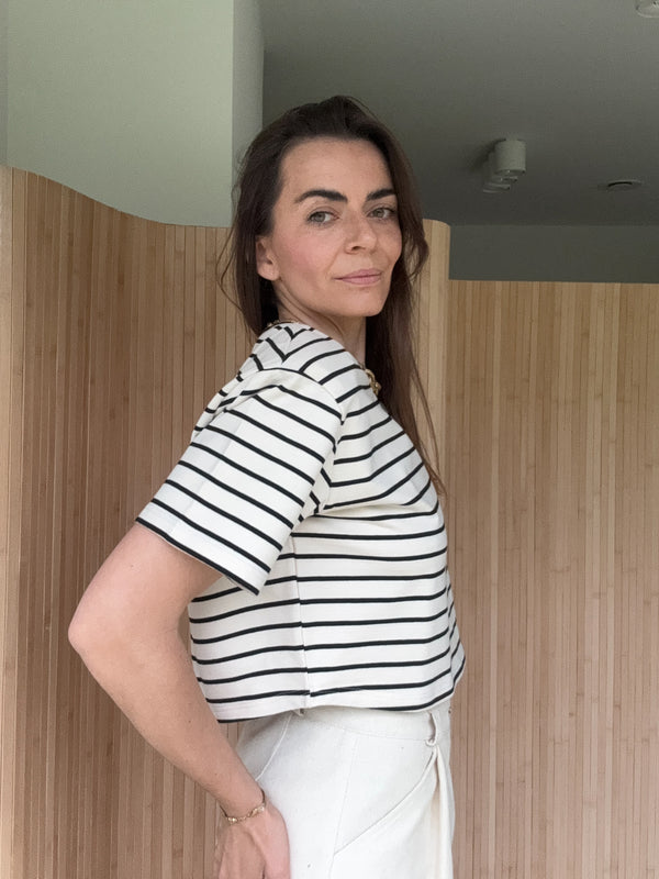 T-shirt o kroju boxy w paski, elegancki i nowoczesny look