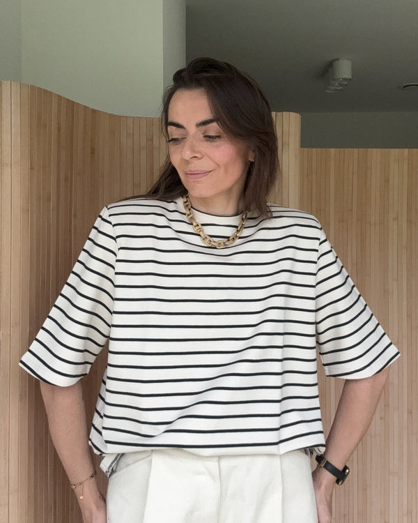 T-shirt Art w paski cream & black z poduszkami na ramionach, fason oversize