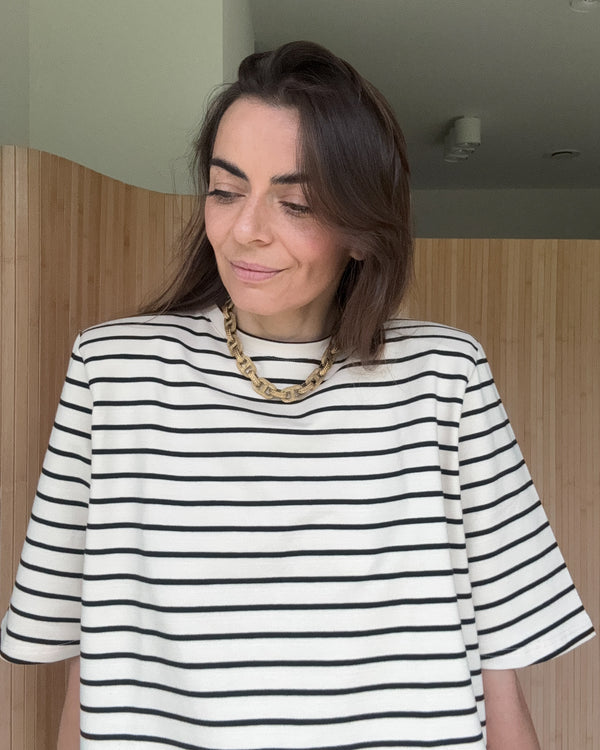 Modelka w luźnym T-shircie z paskami w stylu francuskim