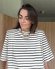 Modelka w luźnym T-shircie z paskami w stylu francuskim