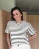 T-shirt crop w kremowo-czarne paski z dzianiny, z poduszkami na ramionach, styl minimalistyczny