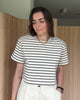 T-shirt w paski cream & black z poduszkami na ramionach, fason crop