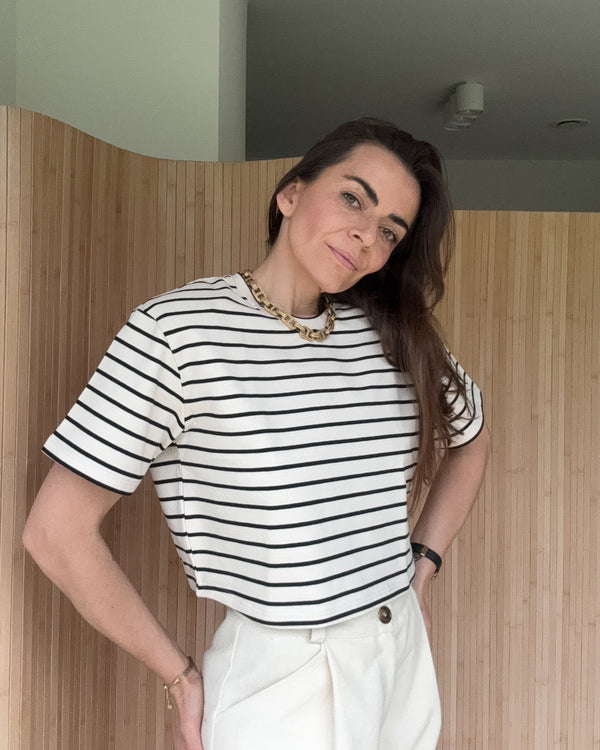Dzianinowy T-shirt Move Crop z wyjmowanymi poduszkami, styl kapsułowy