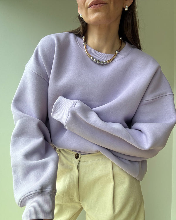 modelka w bluzie soho lavender, fason oversize