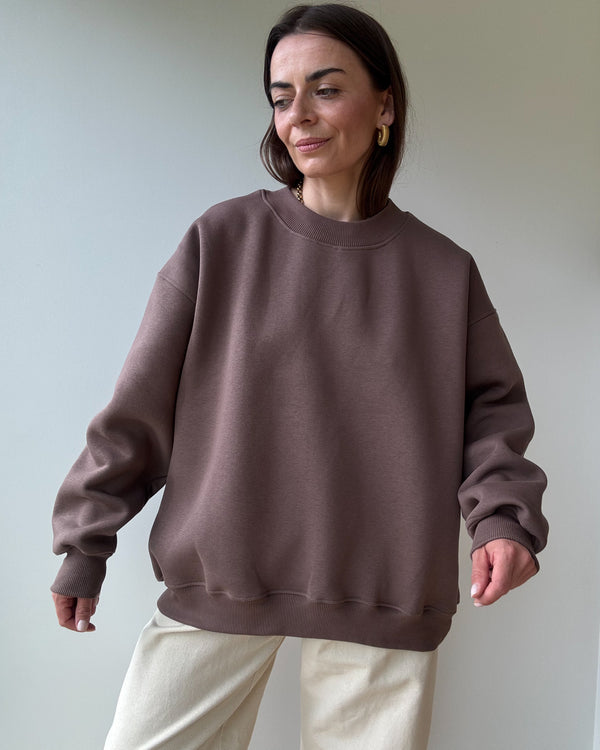 Modelka w czekoladowej bluzie Cheer Long z kapturem, luźny krój