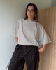 T-shirt z bawełny w czekoladowe paski, widok z przodu, oversize krój, styl minimalistyczny.