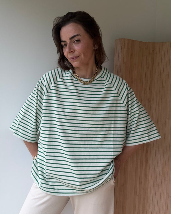Stylizacja z t-shirtem Chillout green stripes – modelka w swobodnej pozie.