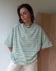Stylizacja z t-shirtem Chillout green stripes – modelka w swobodnej pozie.