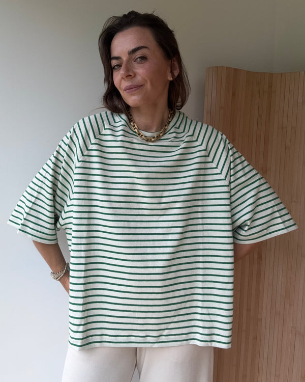 Bawełniany t-shirt o luźnym fasonie w zielone paski – komfort i styl w jednym.