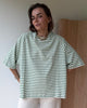 Bawełniany t-shirt o luźnym fasonie w zielone paski – komfort i styl w jednym.