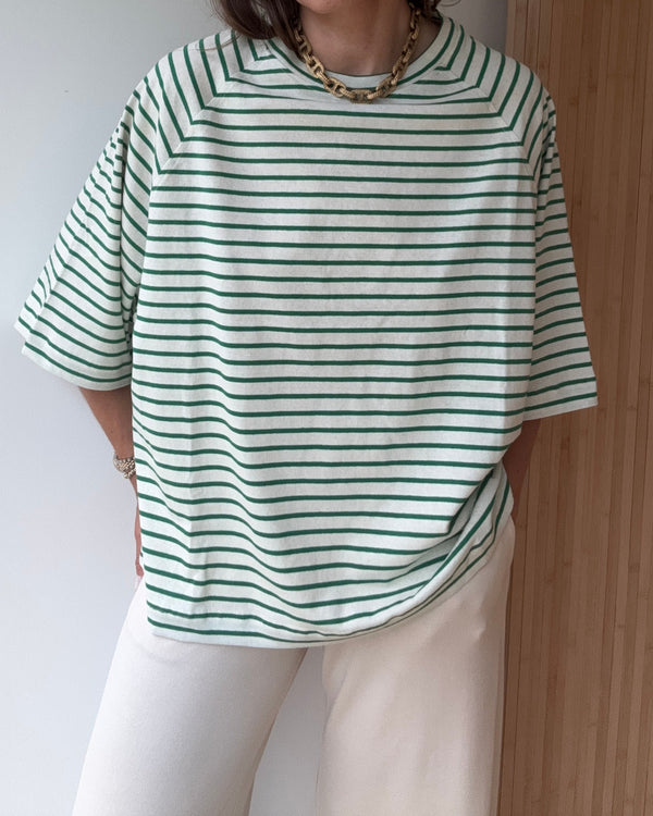 modelka prezentuje luźny t-shirt Chillout z kolekcji Patchouli