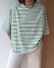 modelka prezentuje luźny t-shirt Chillout z kolekcji Patchouli