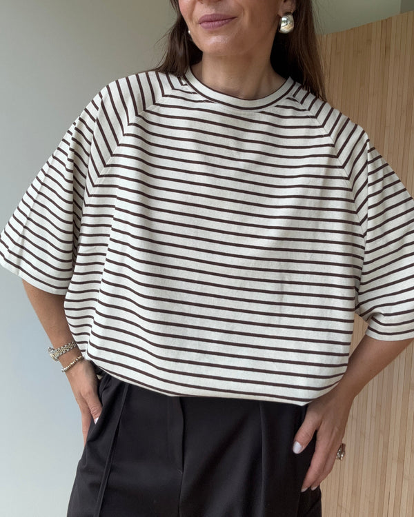 Stylizacja z t-shirtem Chillout – paski czekoladowe i jasne spodnie.